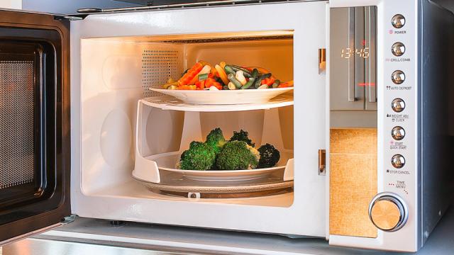 Dos apetitosos platos de verduras dispuestos para ser cocinados en un microondas.