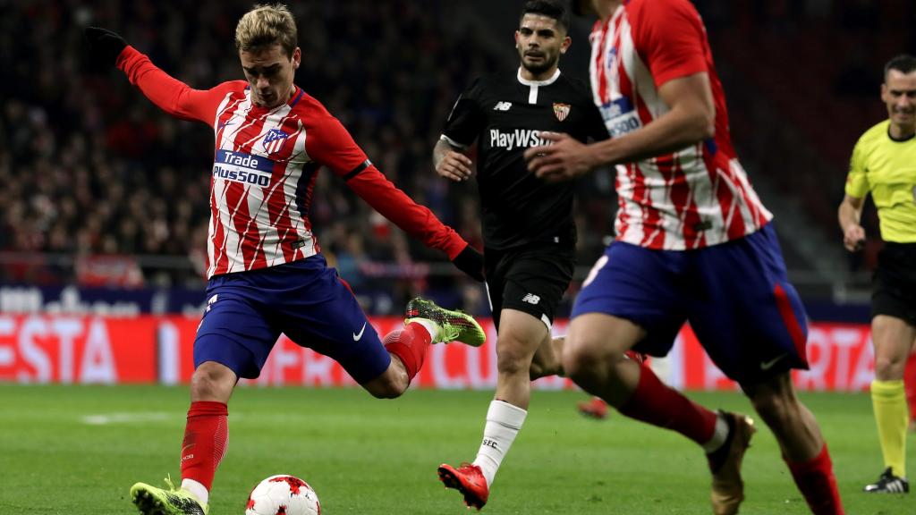 Griezmann dispara en la ida ante el Sevilla.