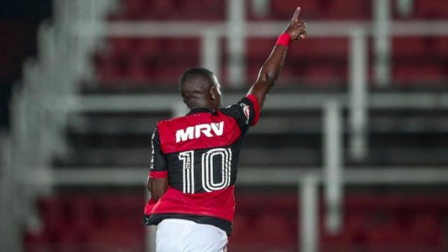 Vinicius con el '10' del Flamengo. Foto Instagram (@viniciusjr_00)