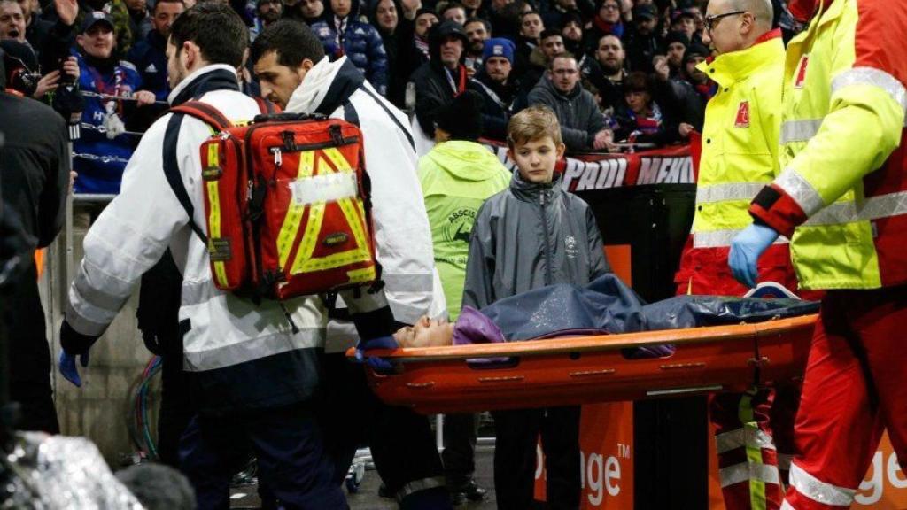 Mbappé en camilla después de su golpe en la cabeza. Foto psg.fr