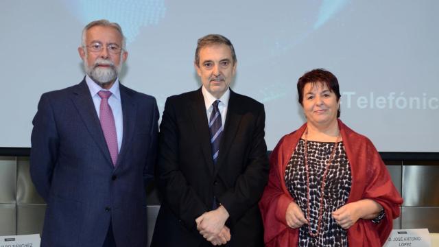 De izquierda a derecha el alcalde de Talavera de la Reina, Jaime Ramos Torres; Luis Miguel Gilpérez, presidente de Telefónica España, y la alcaldesa de Segovia, Clara Isabel Luquero de Nicolás.