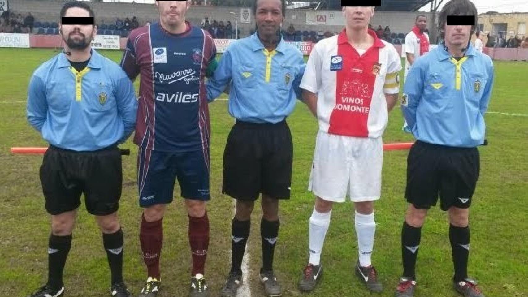 Asnake Molde, en el centro, en un partido de la división asturiana