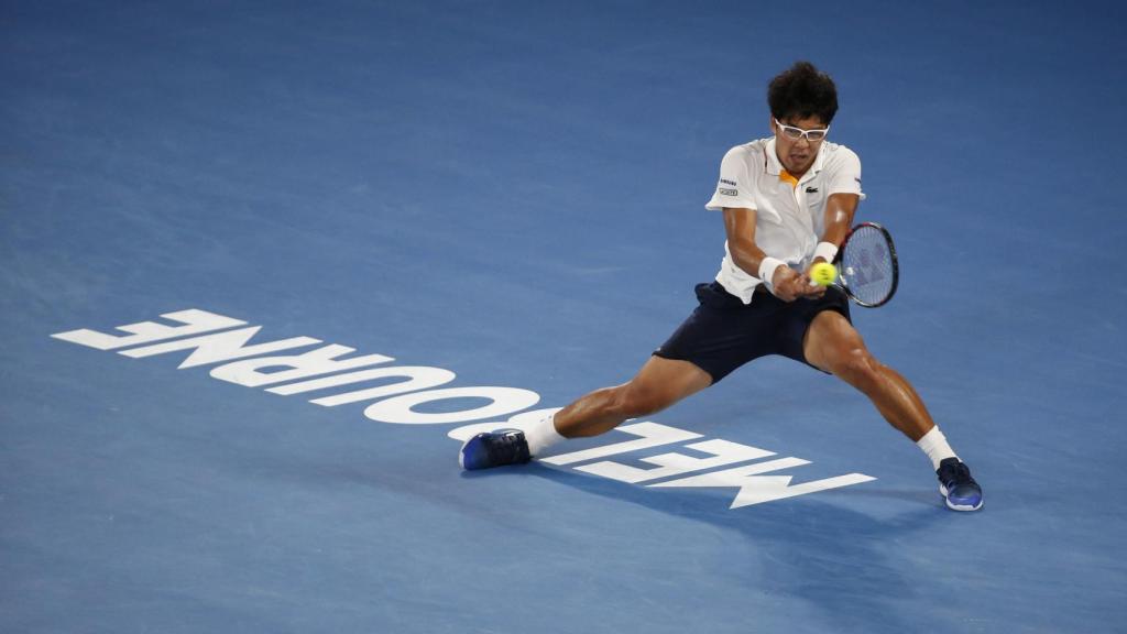 Chung, golpeando un revés contra Djokovic.