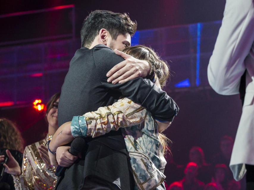 Cepeda y Aitana se abrazan en la gala de expulsión del concursante. Gtres.