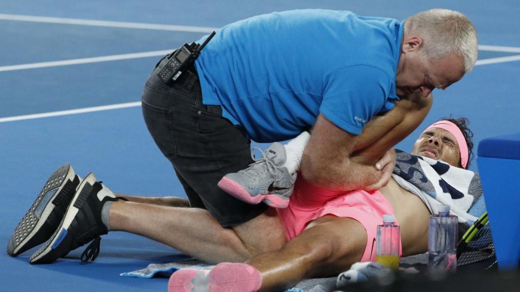 Nadal, en pleno tratamiento médico durante su encuentro de cuartos de final.