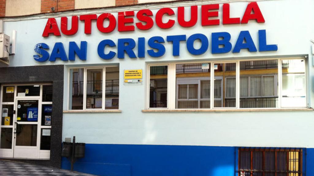 Fachada de la autoescuela donde estudia María Lapiedra.