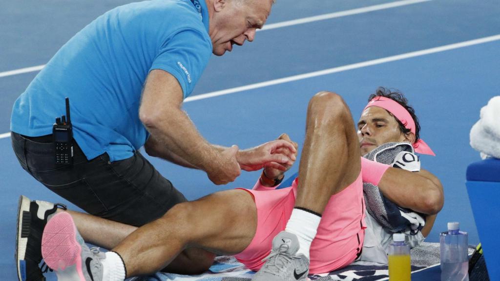 Nadal, siendo atendido por el fisioterapeuta durante el partido contra Cilic.