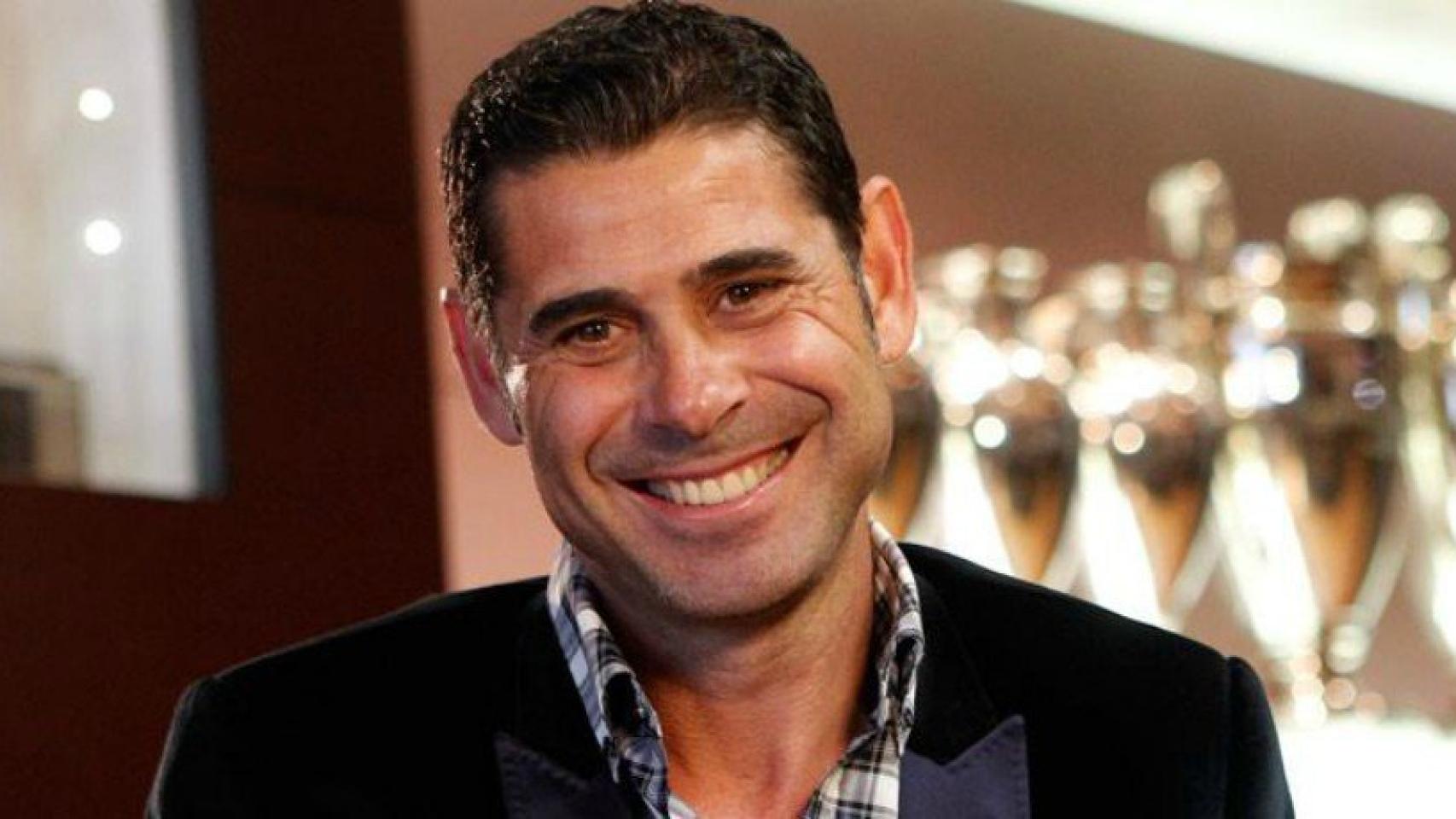 Fernando Hierro con las Copas de Europa ganadas por el Real Madrid detrás