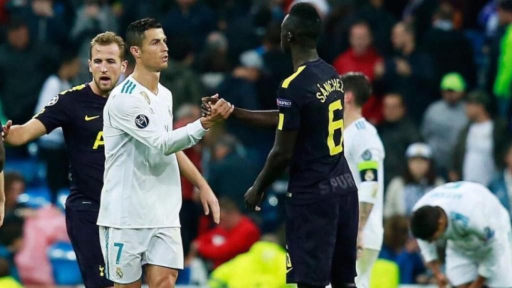 Davinson Sánchez saluda a Cristiano. Foto: Twitter (@daosanchez26).