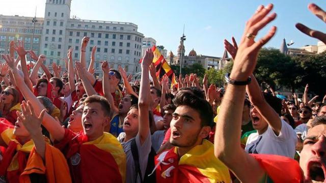 Seguidores de la Selección Española ven un partido contra Italia en Plaza Cataluña.