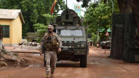 Un efectivo y un vehículo españoles patrullan en Mali.