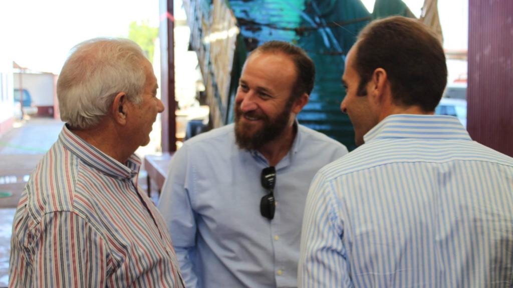 El alcalde de Almendralejo, José García Lobato (en el centro).