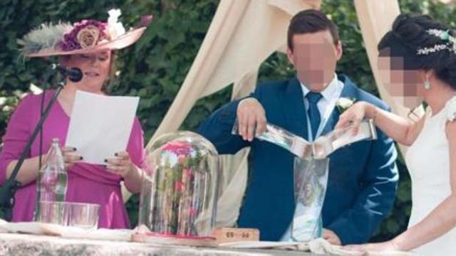 Teresa Valdenebro oficiando la boda de la hija de uno de sus concejales.