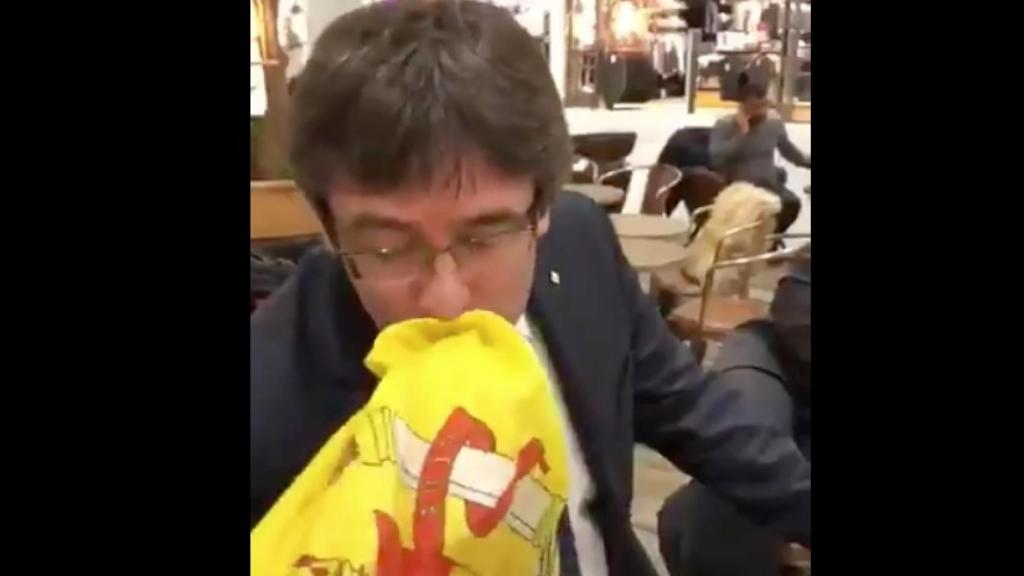 Puigdemont besa una bandera española en Copenhague