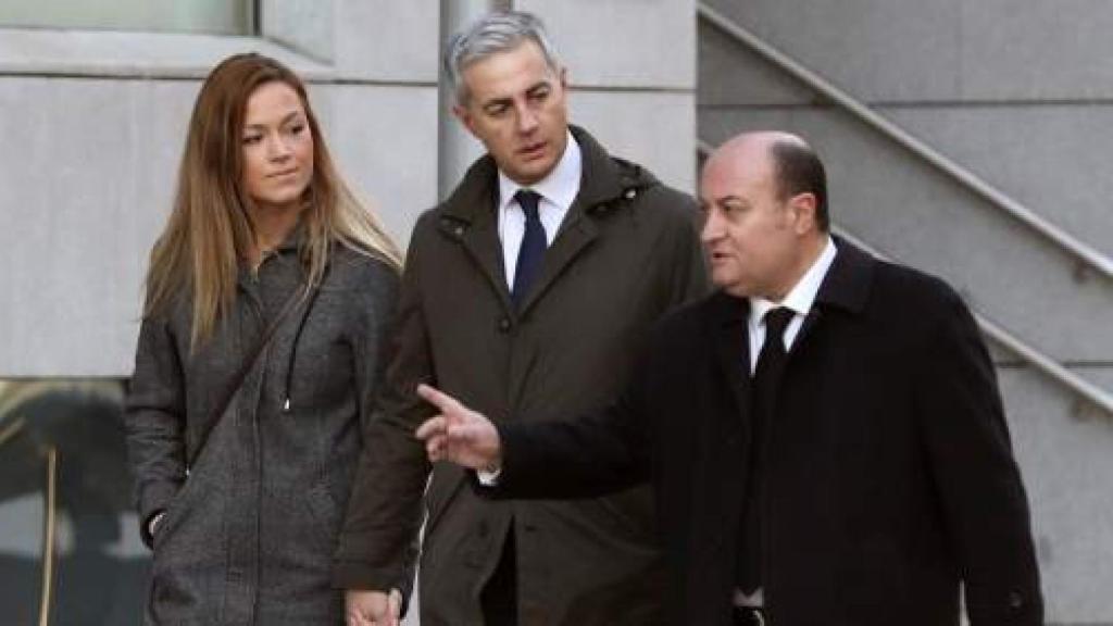 El exsecretario regional del PP, Ricardo Costa, con su esposa y su abogado a la llegada a la Audiencia Nacional.