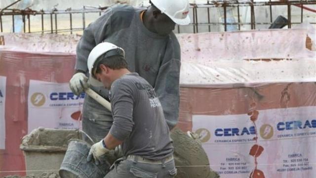 Imagen de archivo de dos trabajadores de origen extranjeros en una obra.