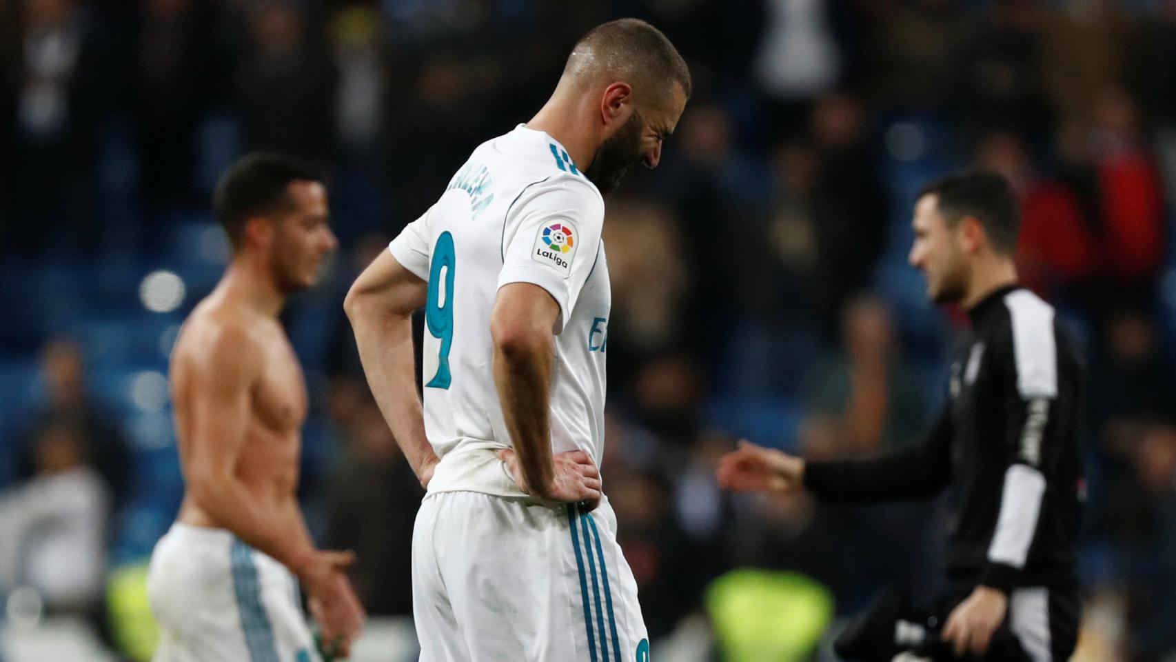 Benzema y Lucas Vázquez, cabizbajos, tras la eliminación del Real Madrid ante el Leganés.