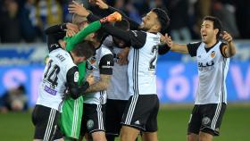 Los jugadores del Valencia celebran con Jaume la clasificación para semifinales.