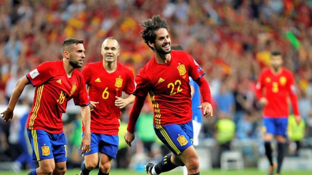 Isco celebra un gol con España.