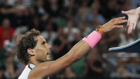 Nadal, dándole la mano a la juez de silla tras retirarse del Abierto de Australia.