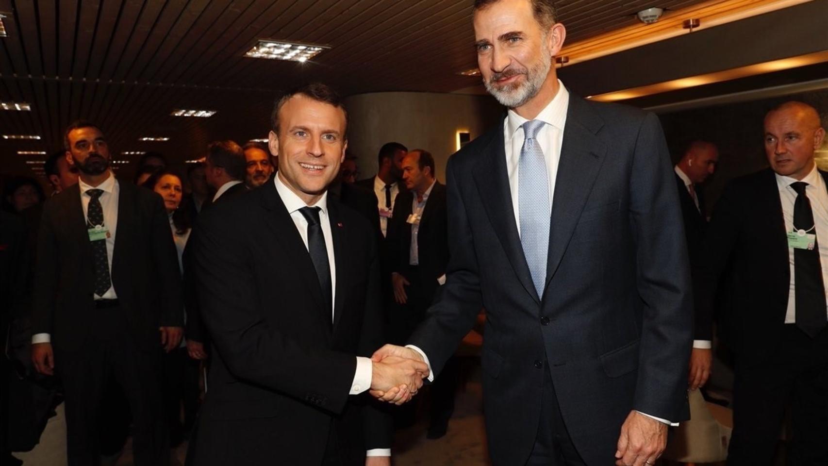 El rey Felipe VI junto a Emmanuel Macron durante su encuentro en Davos.