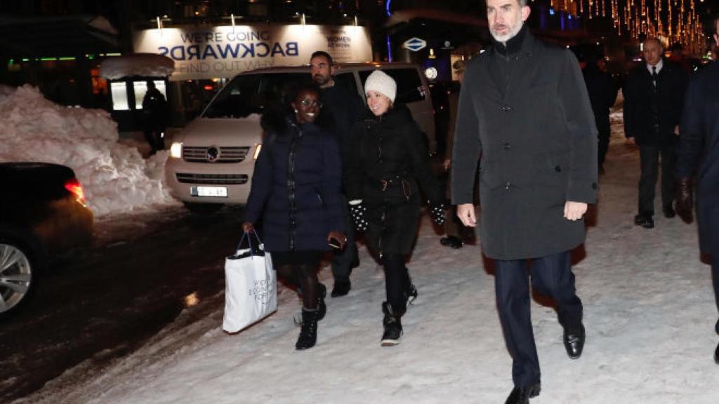 El Rey, caminando por las calles de Davos.