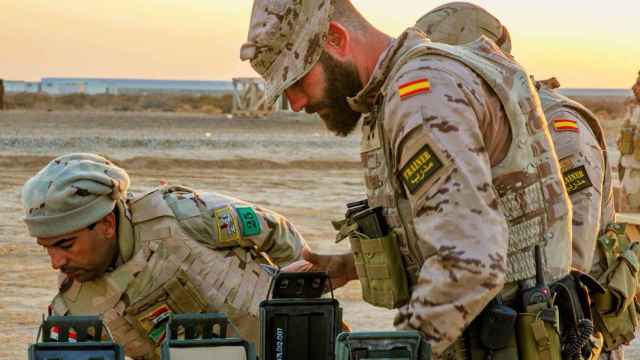 Soldado español adiestrando a las tropas iraquíes en su lucha contra el yihadismo.
