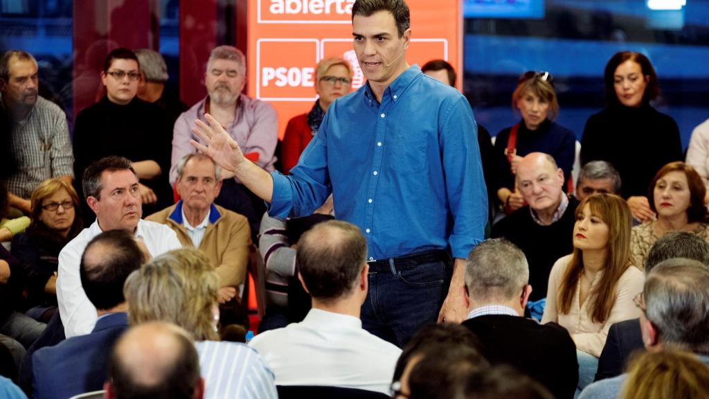 Pedro Sánchez (c), durante la asamblea con simpatizantes del partido en Sevilla.