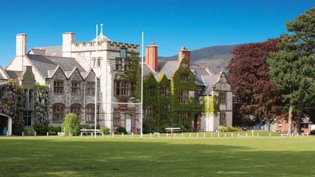 Fachada principal del edifico de la Ruthin School.