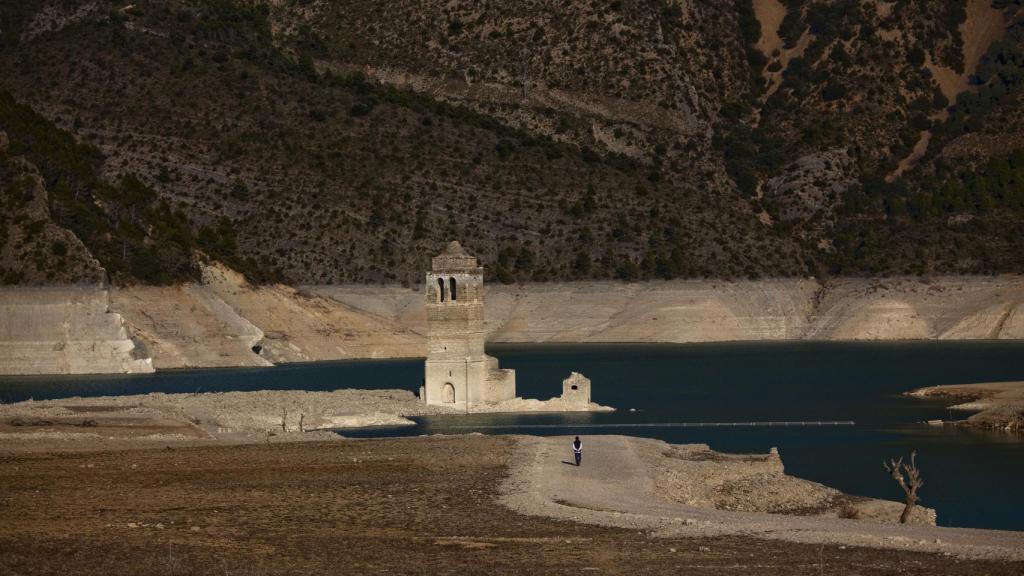 El campanario sumergido del embalse de Mediano, en Huesca.