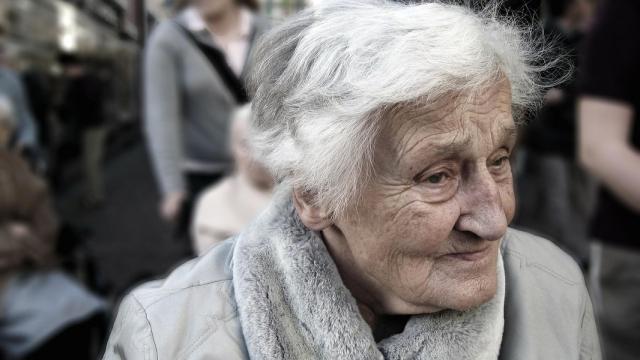 Una anciana sola en el transporte público de su ciudad.