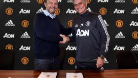 José Mourinho, en la foto de su renovación con el Manchester United.