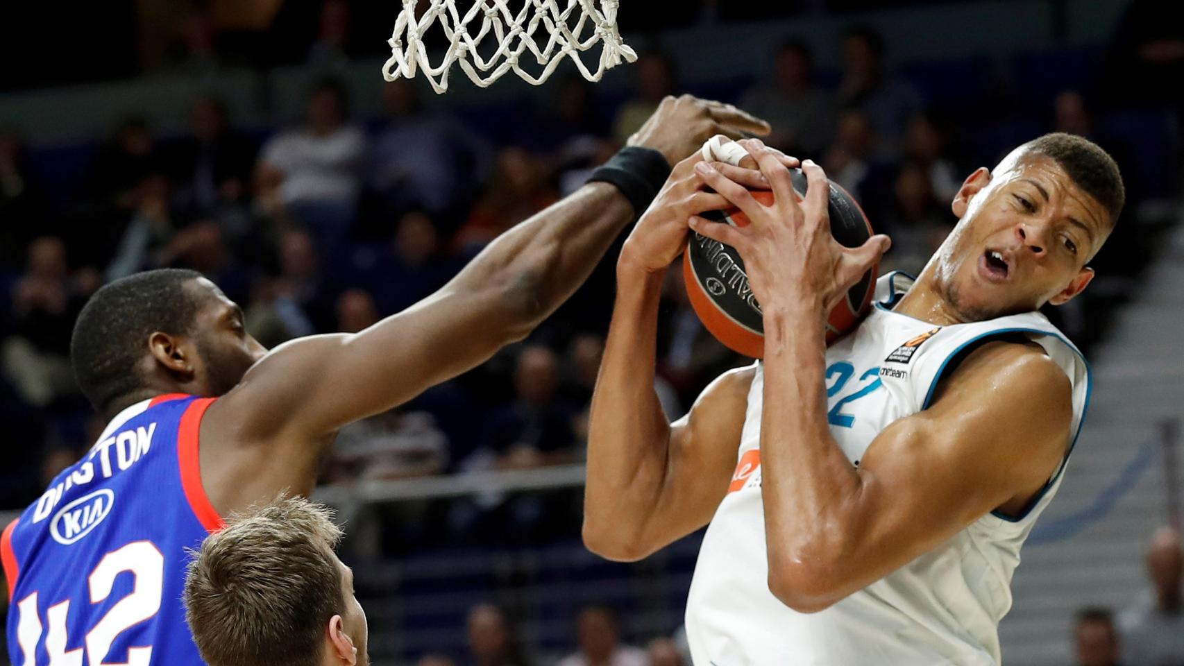 Tavares, en el partido ante el Efes de Euroliga.