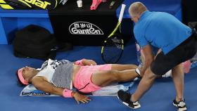 Nadal, siendo atendido por el fisioterapeuta en el partido contra Cilic.