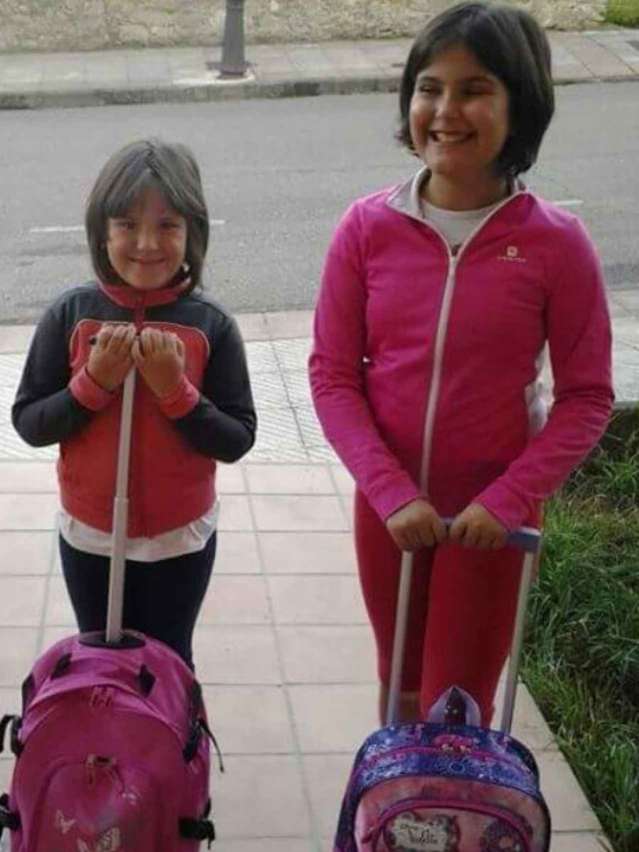 Las niñas en su primer día de colegio. Según su madre, estaban felices después del verano de empezar nuevo curso.