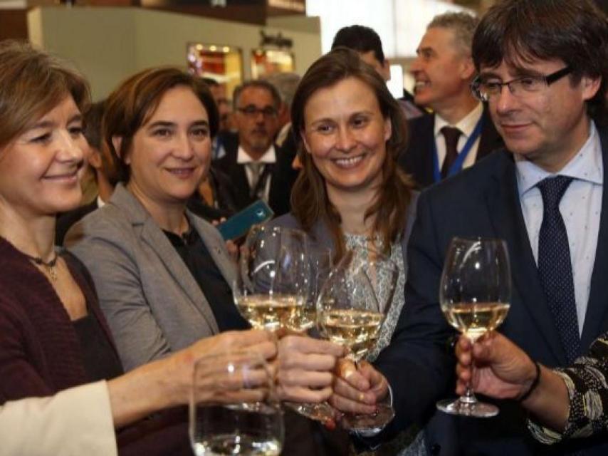 Carles Puigdemont brinda con la ministra de Agricultura en la feria Alimentaria