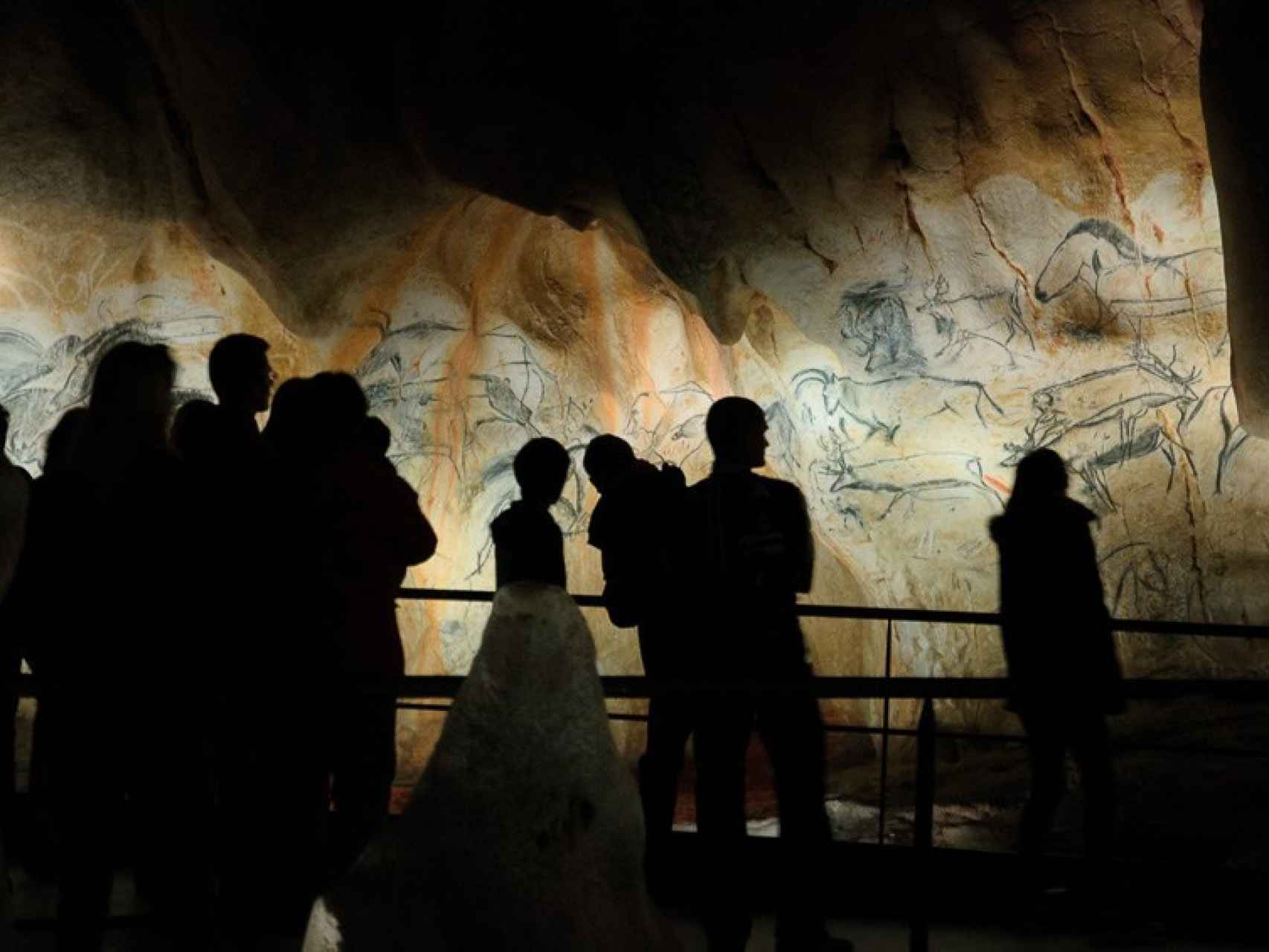 Turistas visitan la cueva de Chauvet o de Pont d'Arc, al sur de Francia, Patrimonio de la Humanidad.