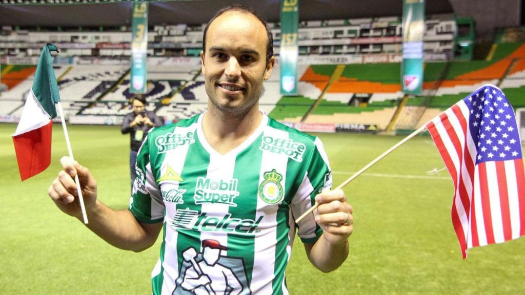 Landon Donovan, con las banderas de México y Estados Unidos.