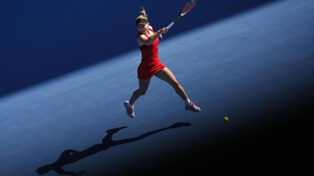 Halep, golpeando una derecha ante Kerber en las semifinales.