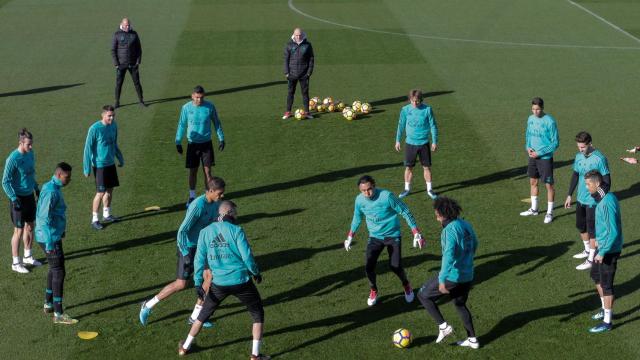 Los jugadores del Real Madrid en el entrenamiento de este viernes.