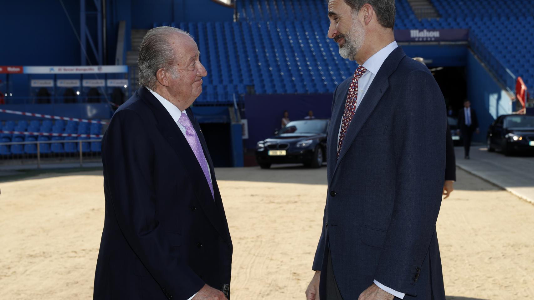 El rey emérito Juan Carlos I y el monarca en el cargo, Felipe VI, se dirigen una mirada cómplice durante la presentación del informe COTEC, que radiografía la situación de la I+D+i española.