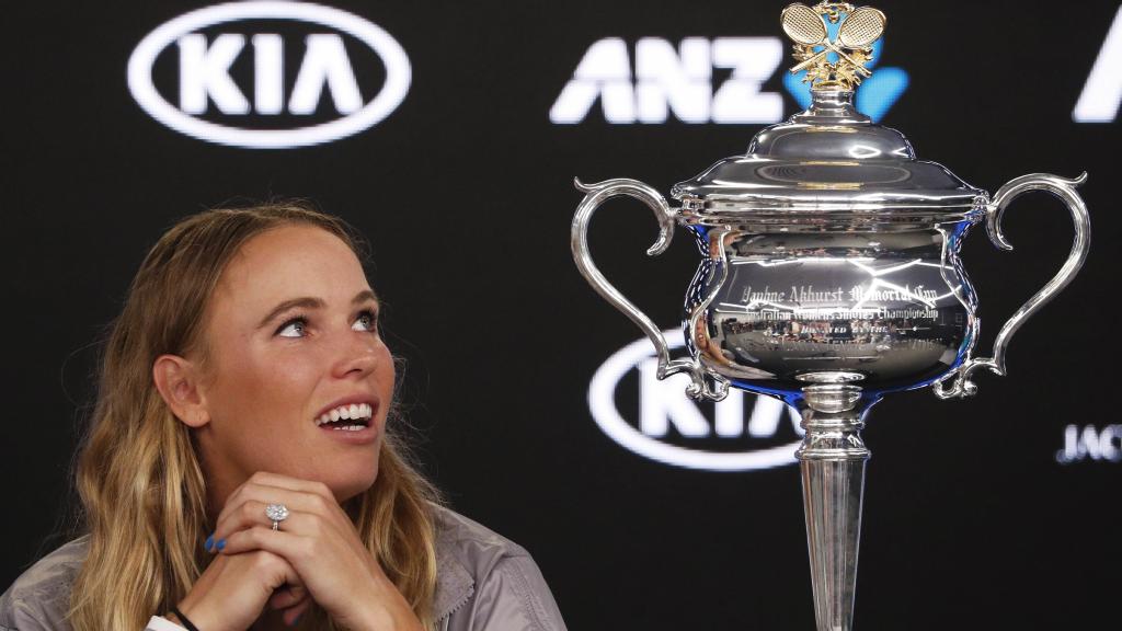 Wozniacki mira embelesada el trofeo de su primer grande.