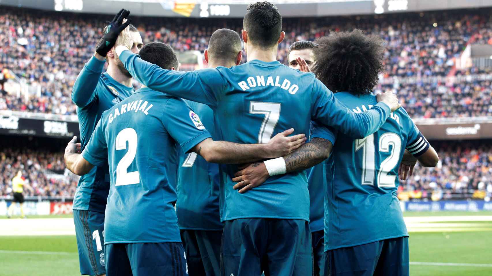 Los jugadores del Real Madrid celebran la victoria en Mestalla. / Reuters