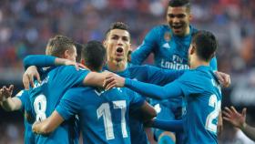 Los jugadores del Real Madrid celebran un gol en Mestalla.