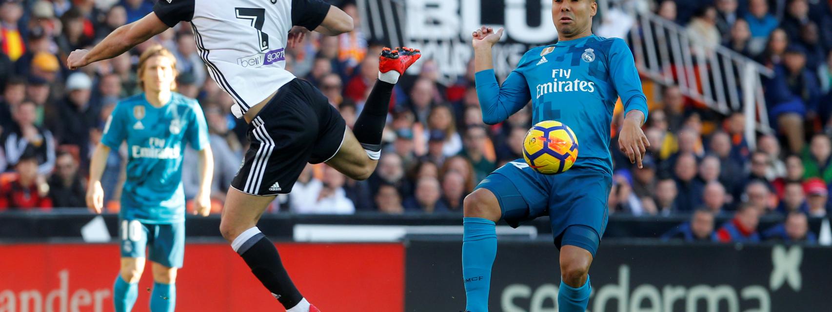 Casemiro y Guedes en el Valencia - Real Madrid.