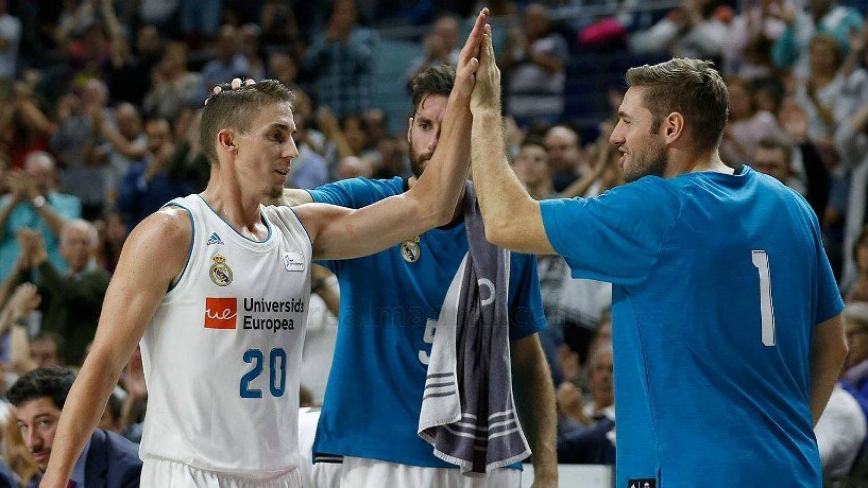 Fabien Causeur y Rudy Fernández felicitan a Jaycee Carroll.