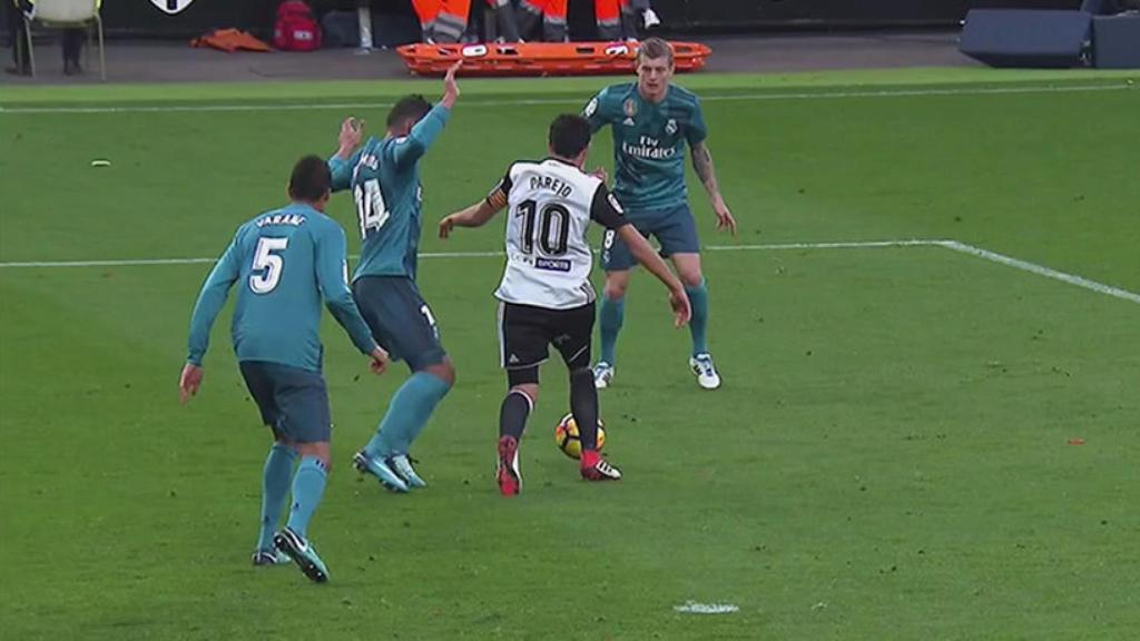 Piscinazo de Parejo en el área del Real Madrid