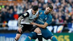 Nacho, contra un jugador del Valencia