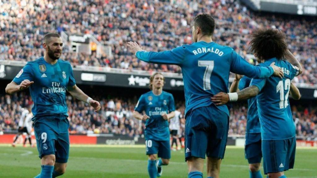 Benzema corre a felicitar a Cristiano