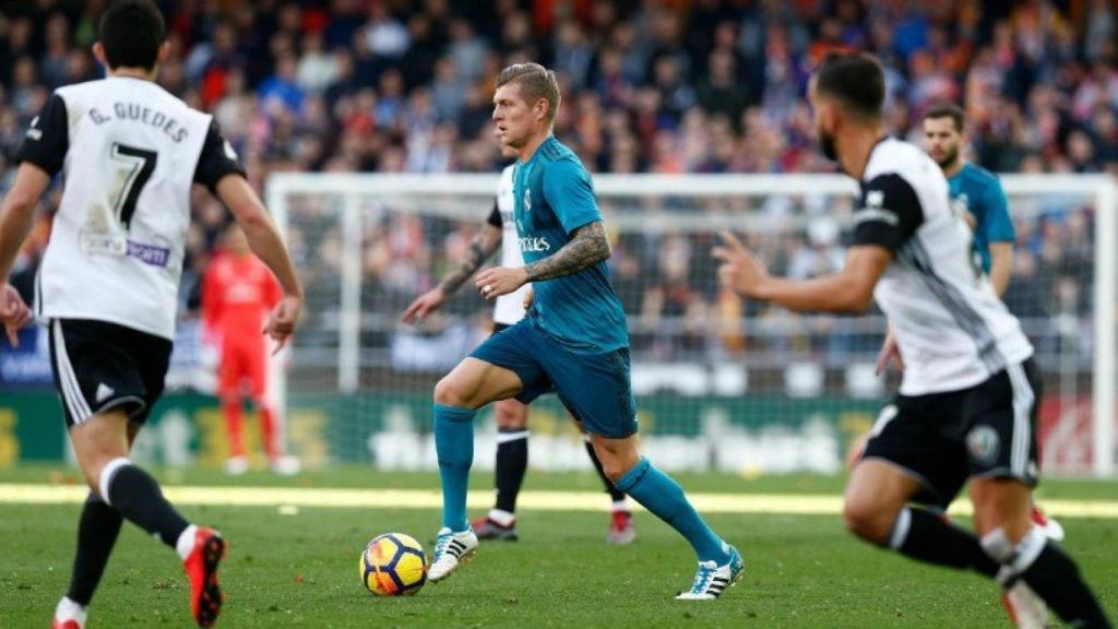 Kroos, rodeado de los jugadores del Valencia